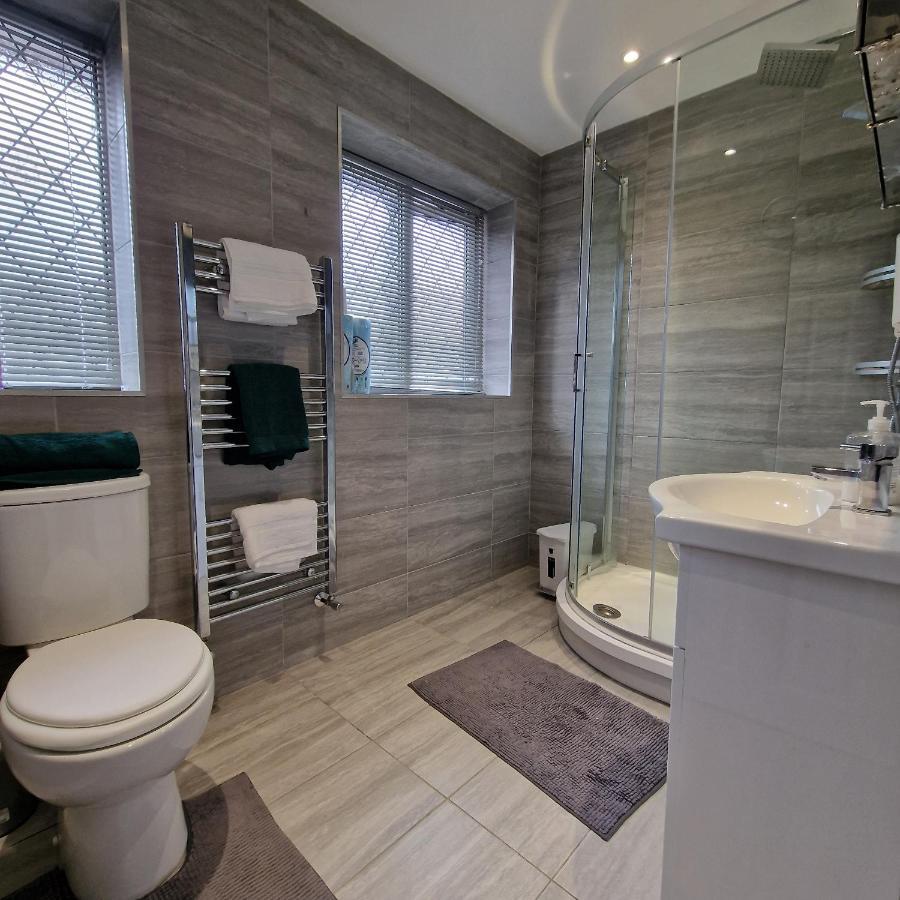 Delightful & Spacious Guest House In Farnworth Near Bolton Hospital Exterior foto